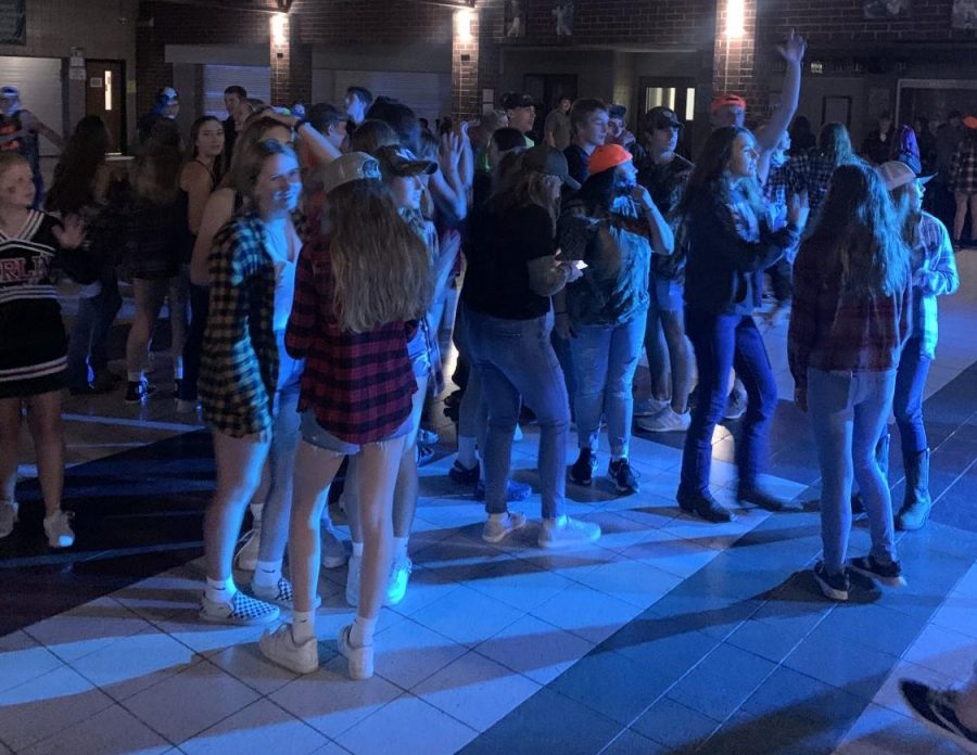 Students gather in the commons for the back to school LINC Crew dance on Friday, Sept. 3.