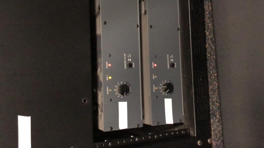 This image depicts the power amp blinking yellow indicating it needs to be replaced.